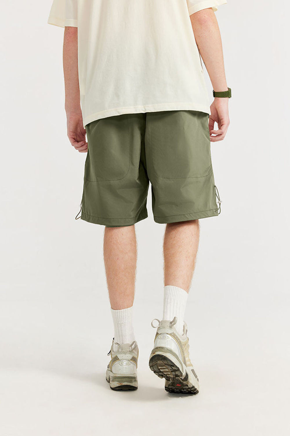 Large Back Pocket Outdoor Shorts: Casual Mid-Length Shorts for Men