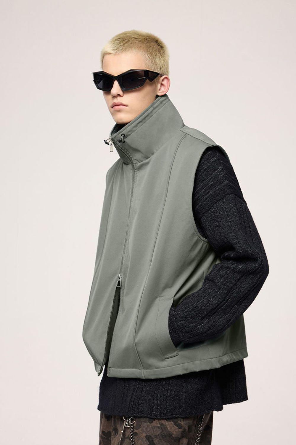 Wrinkle-Resistant Utility Vest: Functional Streetwear Outdoor Vest Jacket for Men