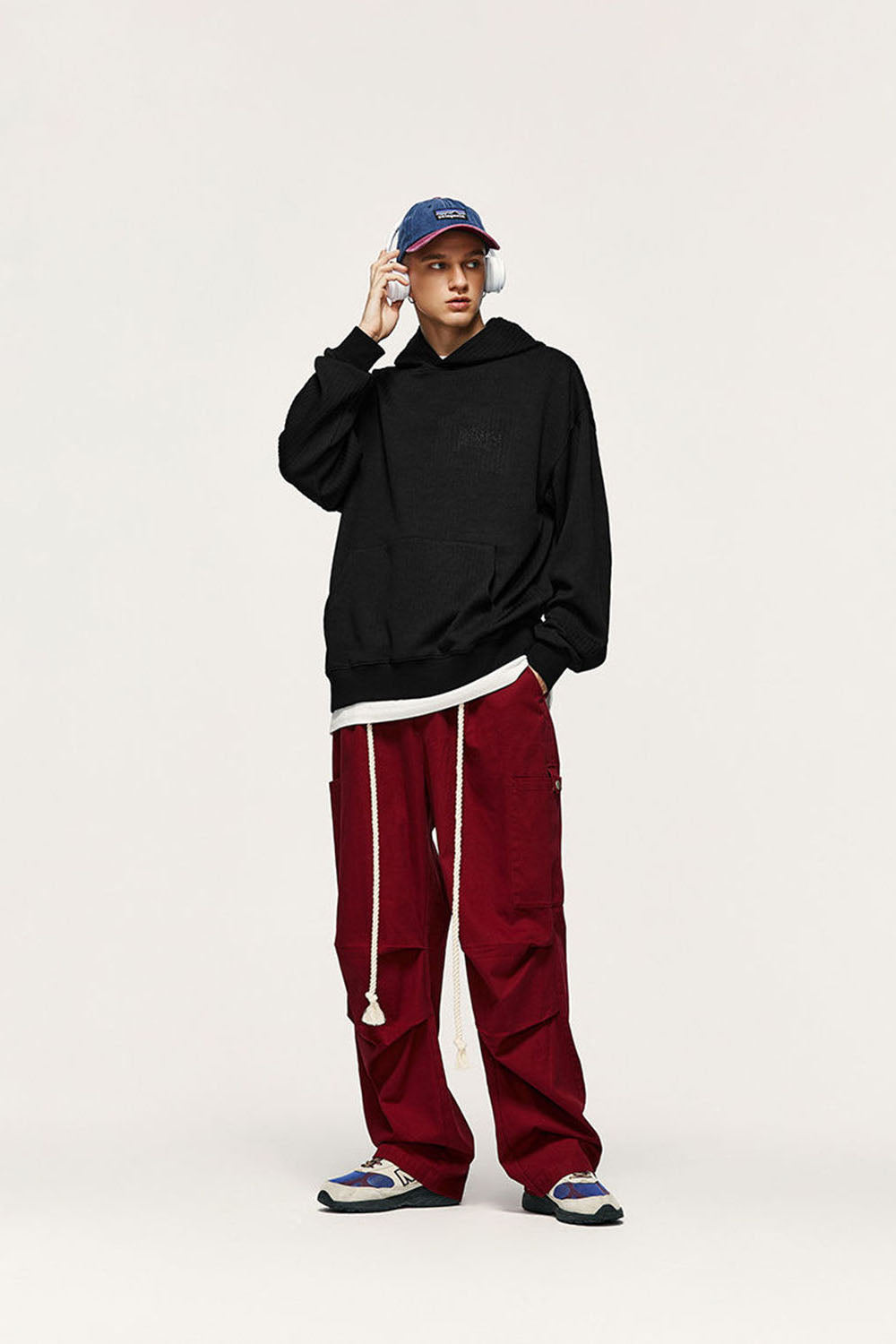 Coarse Knit Hooded Sweatshirt with Embroidered Piano Pattern