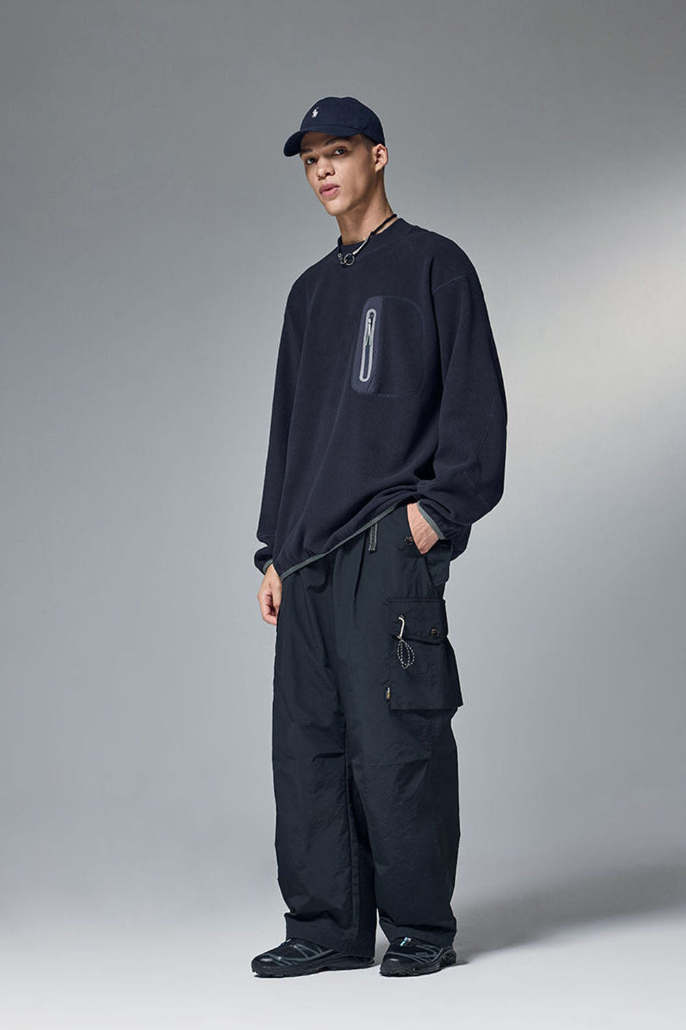 325G Fleece Crewneck Sweatshirt with Rubber Press Detail in Loose Casual Fit