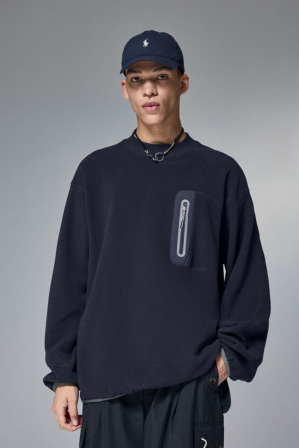 325G Fleece Crewneck Sweatshirt with Rubber Press Detail in Loose Casual Fit