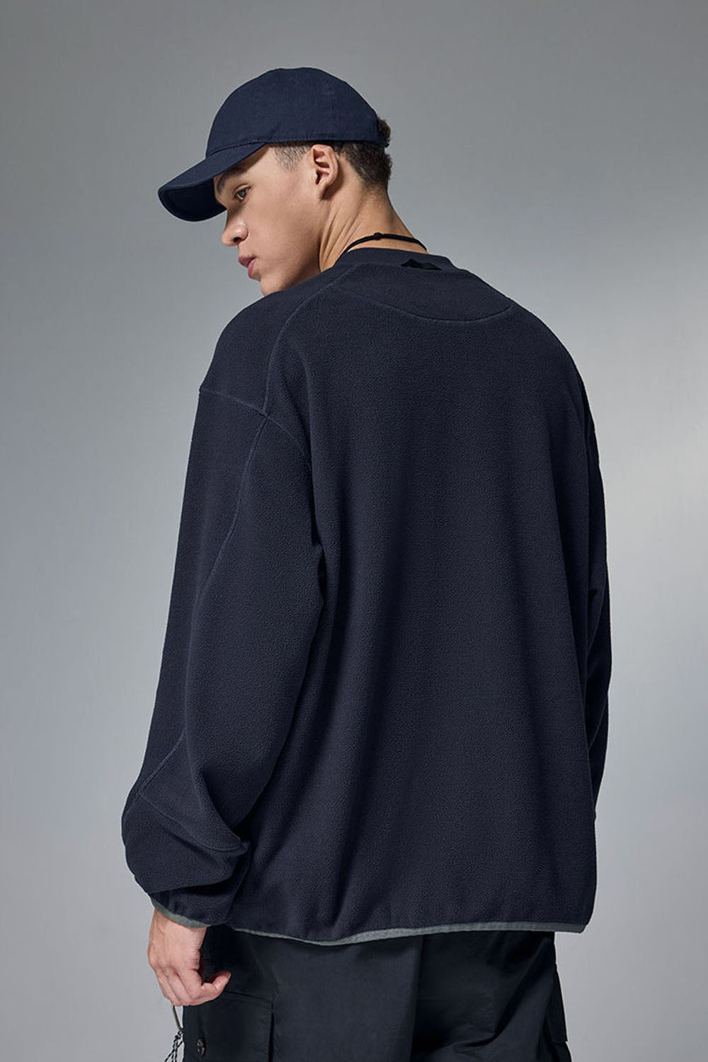 325G Fleece Crewneck Sweatshirt with Rubber Press Detail in Loose Casual Fit