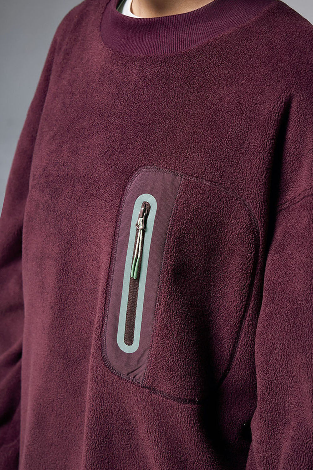 325G Fleece Crewneck Sweatshirt with Rubber Press Detail in Loose Casual Fit