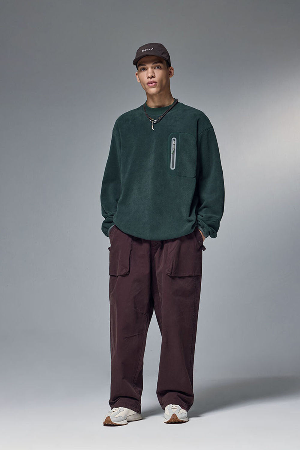 325G Fleece Crewneck Sweatshirt with Rubber Press Detail in Loose Casual Fit