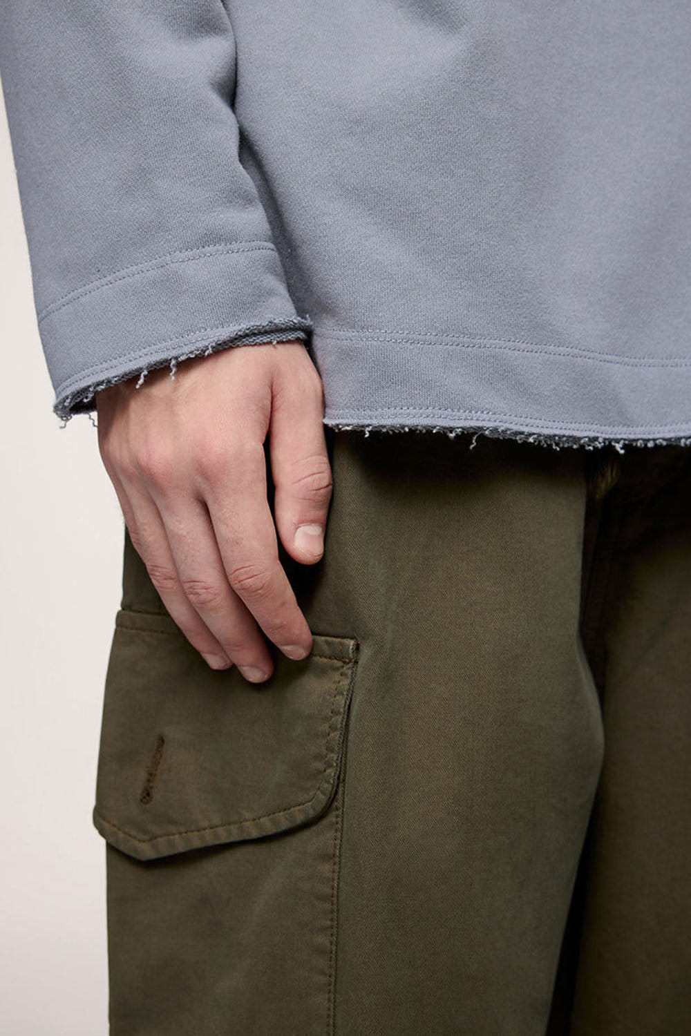 370G Frayed Edge Semi-Turtleneck Sweatshirt in a Loose Streetwear Style