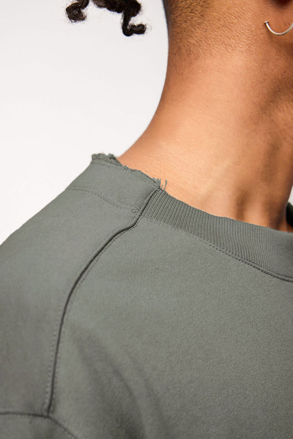 370G Frayed Edge Semi-Turtleneck Sweatshirt in a Loose Streetwear Style