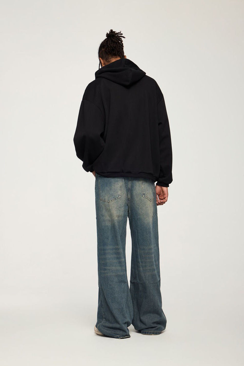 Lightweight Hooded Sweatshirt in Solid Color with Loose Fit