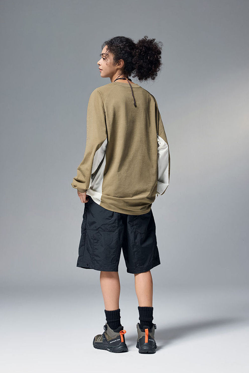Color-Block Long Sleeve T-Shirt with Crew Neck and Panel Design