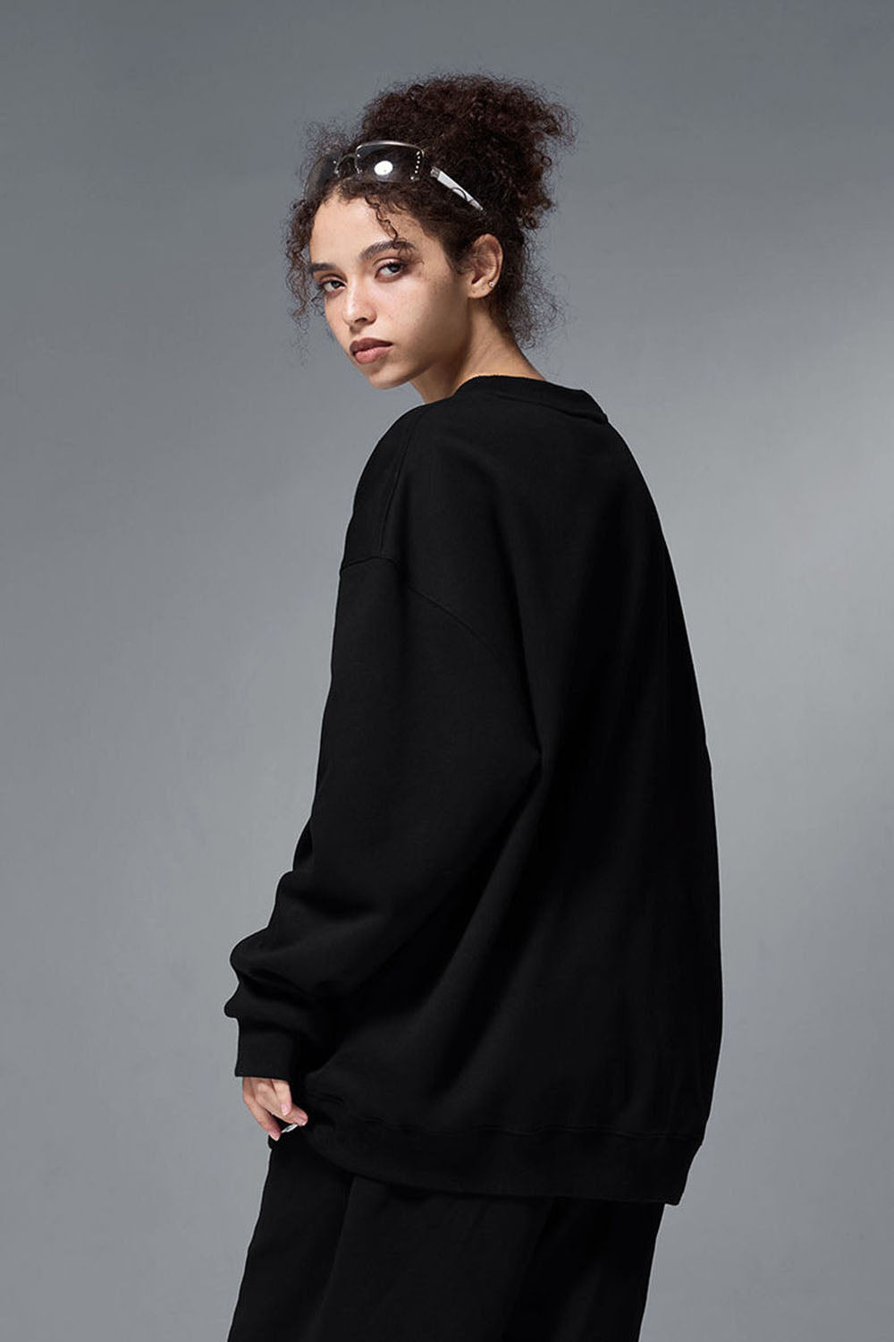 Flame Laminated Fleece Crewneck Sweatshirt with 5-in-1 Multifunctionality in a Loose Casual Fit