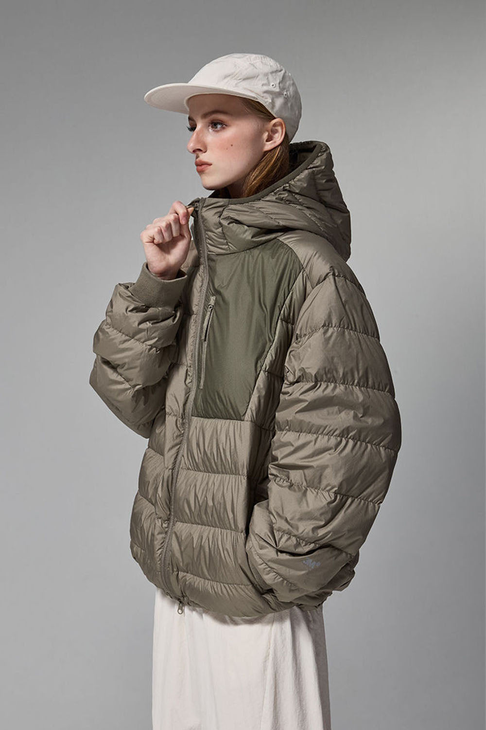 Water-Resistant Lightweight Hooded Down Jacket with 90% Down Fill and Packable Design