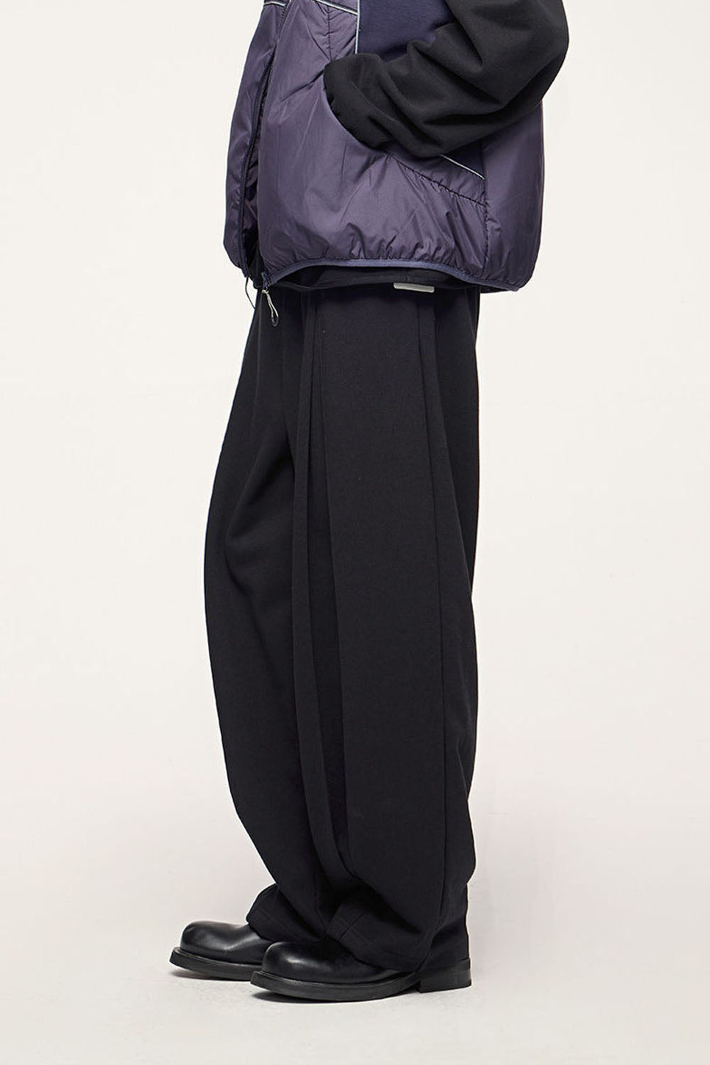 Accordion Pleat Casual Trousers with Diagonal Fish Scale Pattern