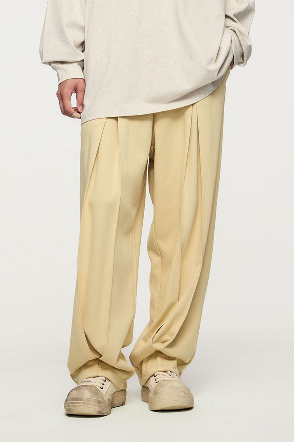 Accordion Pleat Casual Trousers with Diagonal Fish Scale Pattern