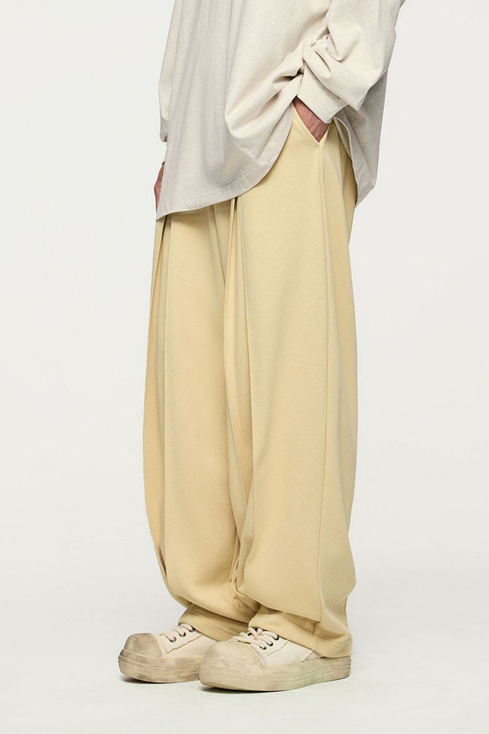 Accordion Pleat Casual Trousers with Diagonal Fish Scale Pattern