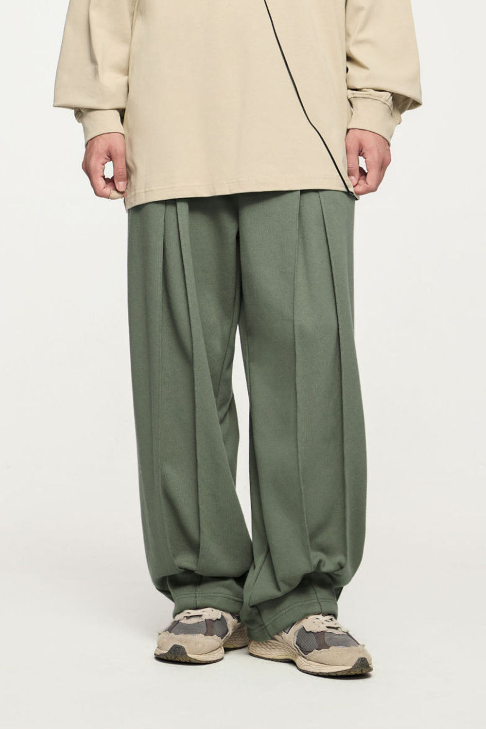 Accordion Pleat Casual Trousers with Diagonal Fish Scale Pattern