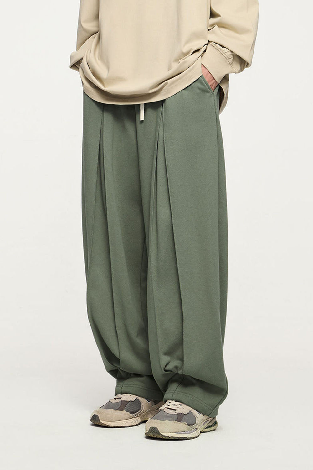 Accordion Pleat Casual Trousers with Diagonal Fish Scale Pattern