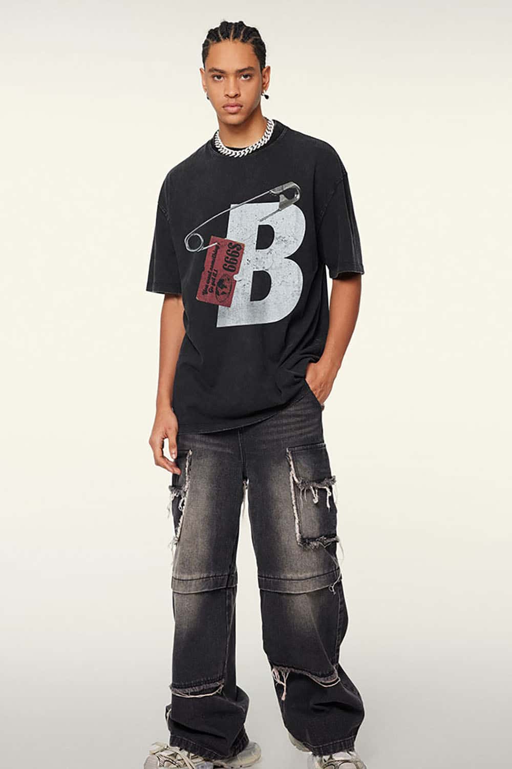 High Street Heavyweight Cotton T-Shirt with Vintage Safety Pin Graphic in Loose Fit