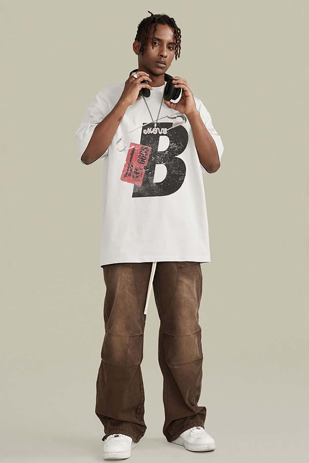 High Street Heavyweight Cotton T-Shirt with Vintage Safety Pin Graphic in Loose Fit