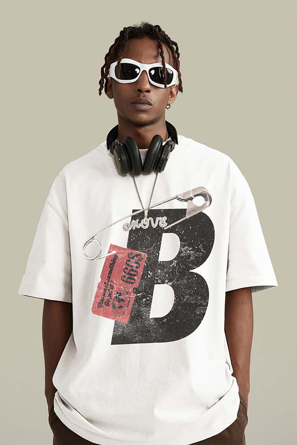 High Street Heavyweight Cotton T-Shirt with Vintage Safety Pin Graphic in Loose Fit