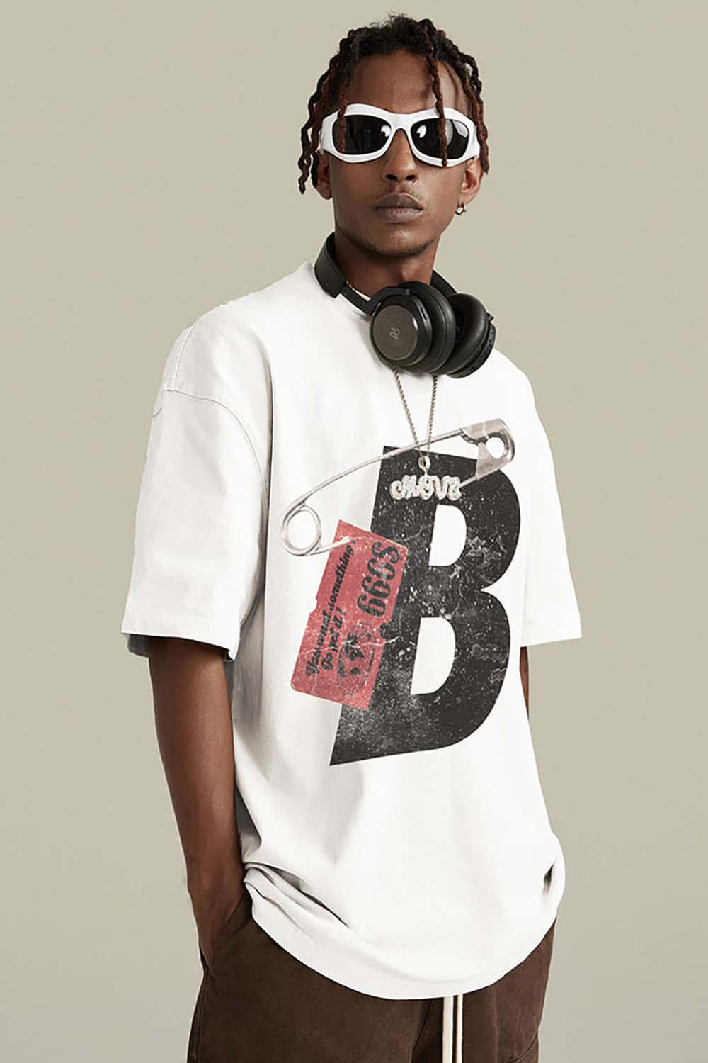 High Street Heavyweight Cotton T-Shirt with Vintage Safety Pin Graphic in Loose Fit