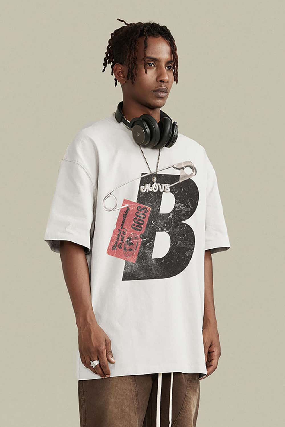 High Street Heavyweight Cotton T-Shirt with Vintage Safety Pin Graphic in Loose Fit