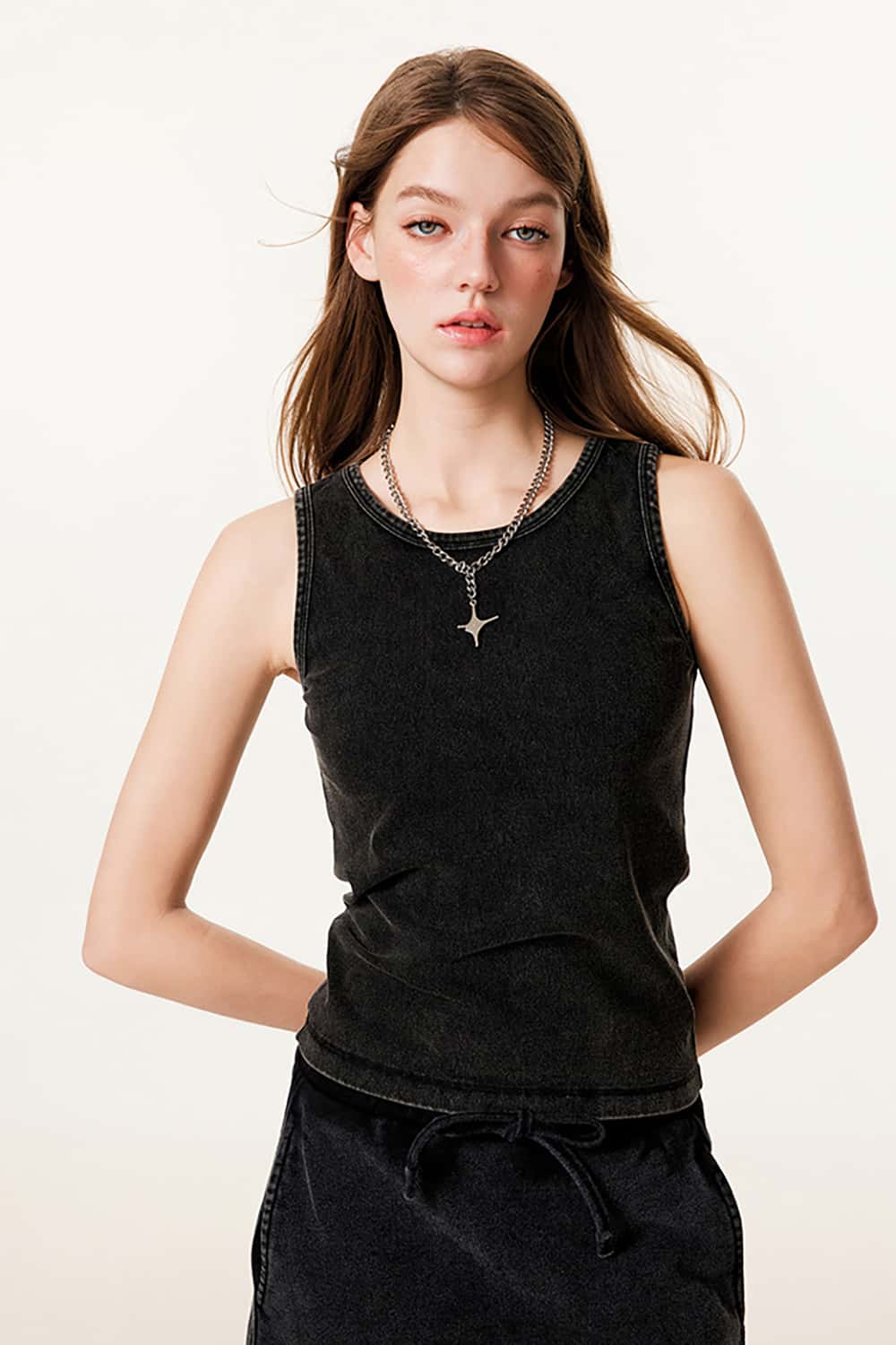 Sleek Slimming Sleeveless Tank Top for Layering or Outerwear