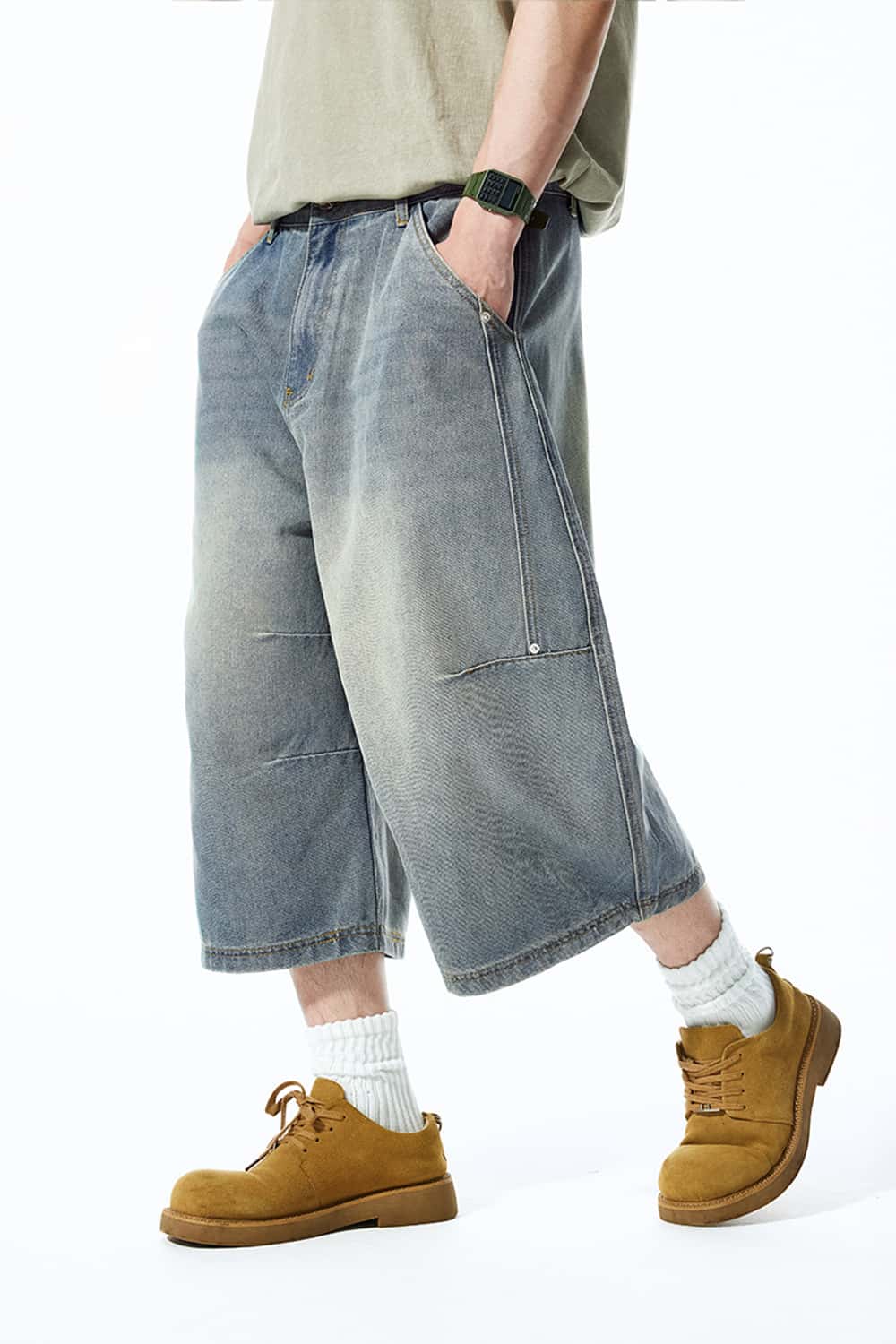 3D Cut Scimitar Seam Washed 7/8 Denim Shorts