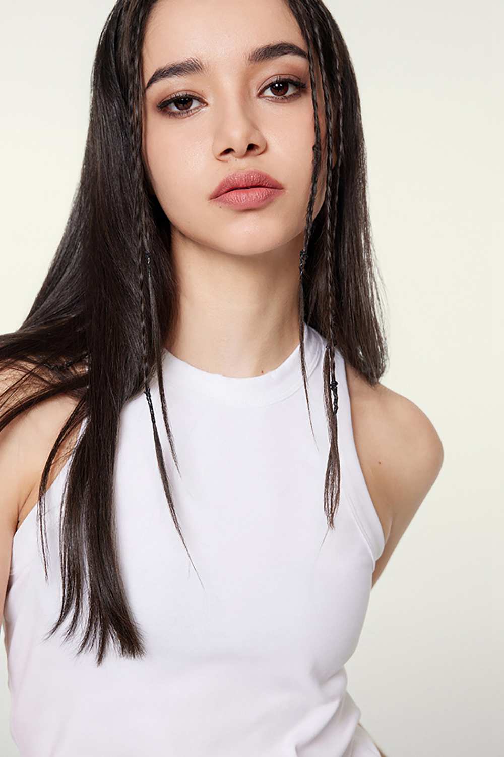Washed Cotton-Stretch Fitted Cropped Tank Top in White - product detail close-up