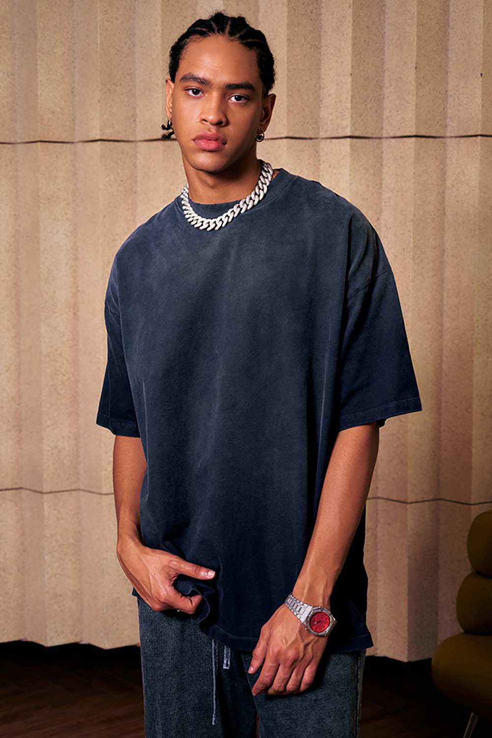 Breathable Gradient-Washed Relaxed Cotton T-Shirt in Navy Blue - product detail close-up