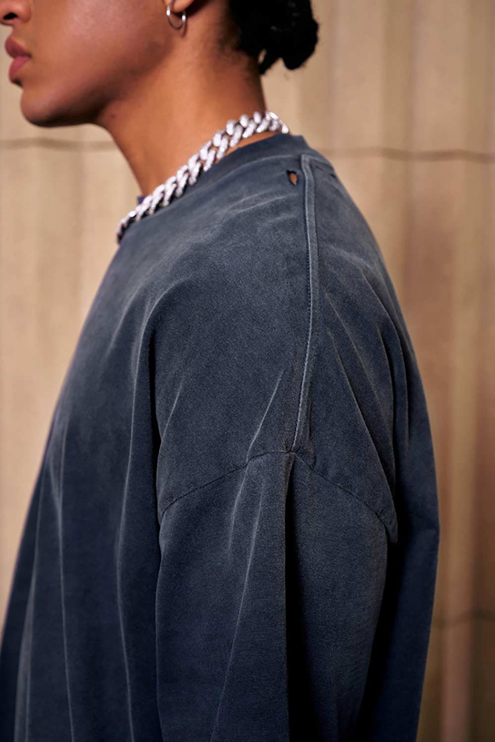 Breathable Gradient-Washed Relaxed Cotton T-Shirt in Navy Blue - product detail close-up