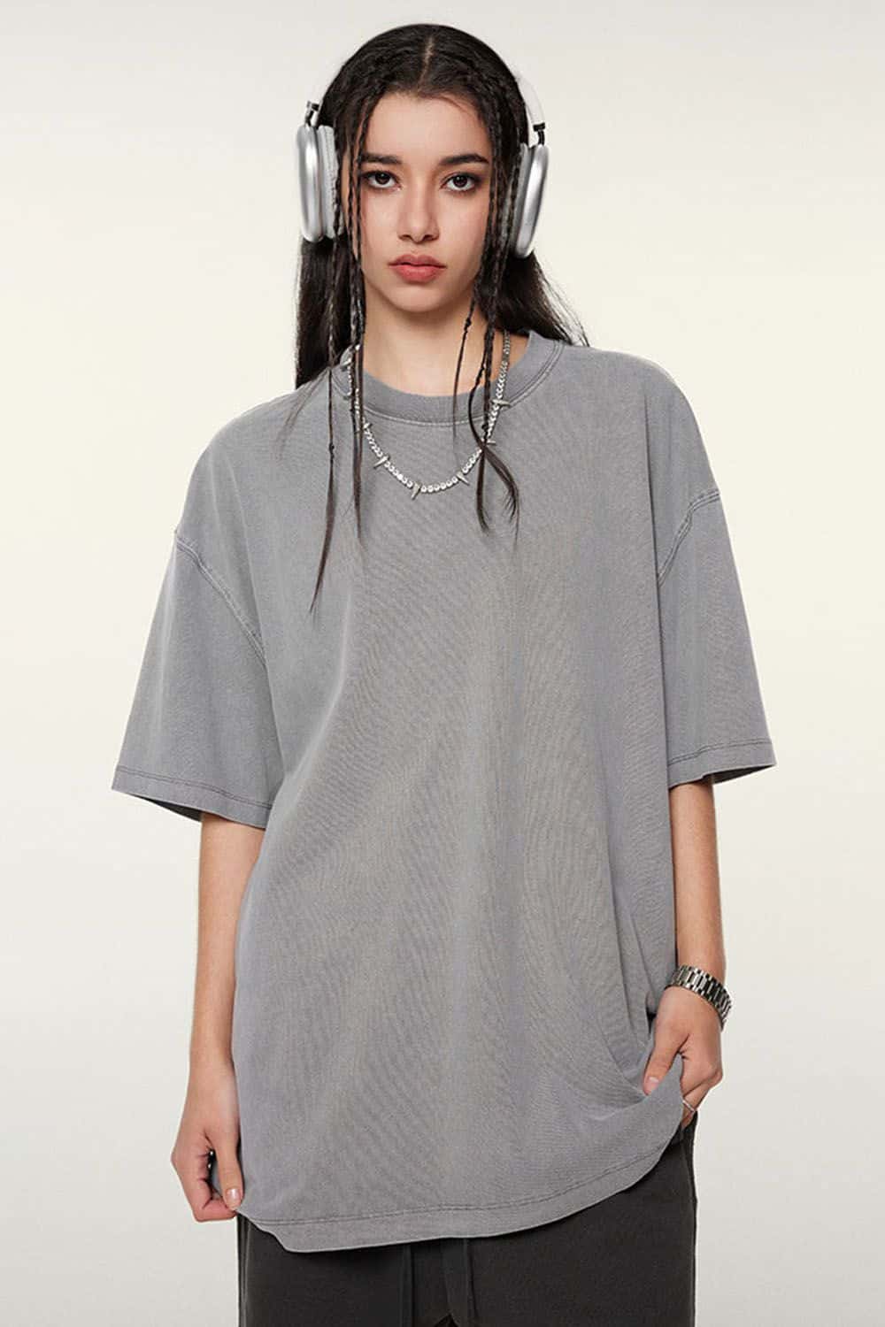 Vintage-Wash Heavyweight Cotton Oversized Crew-Neck T-Shirt in Medium Gray - front modeled view
