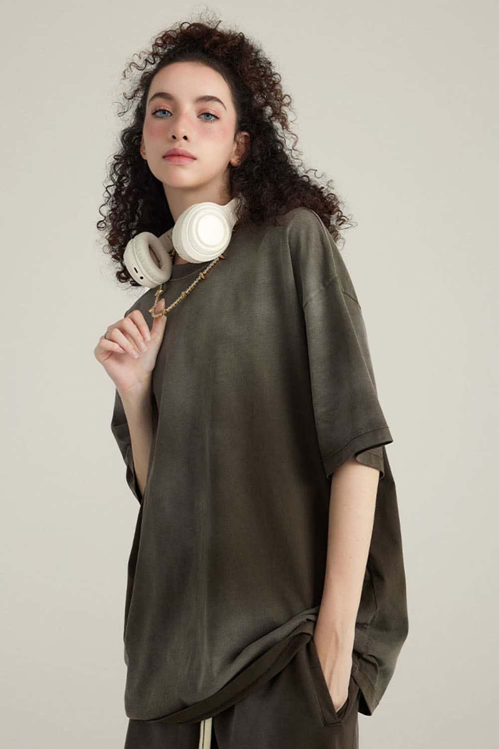 Washed Gradient Cotton Relaxed Drop-Shoulder T-Shirt in Coffee - front modeled view