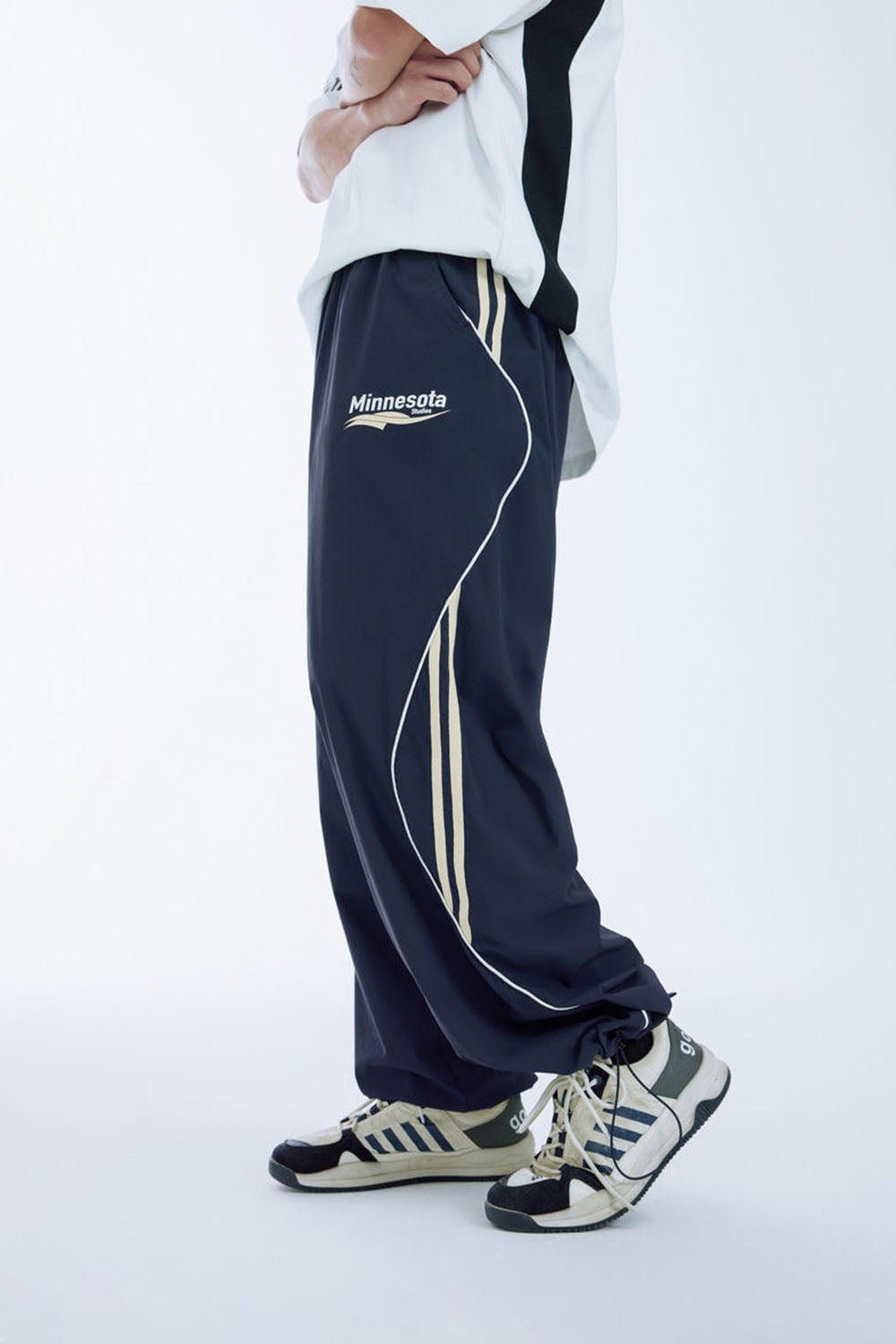 Arc-Cut Panel Wide-Leg Pants: Vintage-Inspired Sporty Loose Long Pants for Men