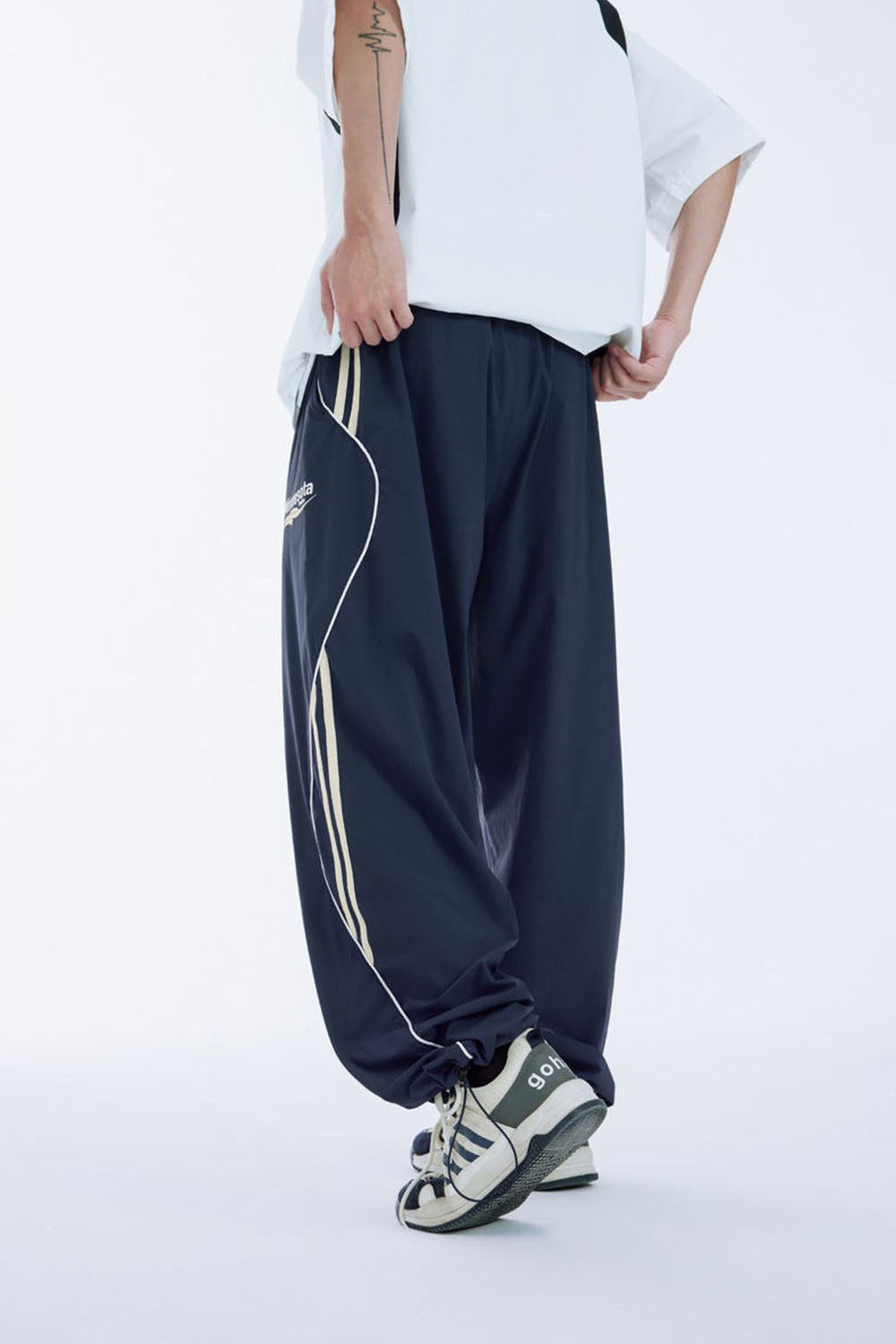 Arc-Cut Panel Wide-Leg Pants: Vintage-Inspired Sporty Loose Long Pants for Men