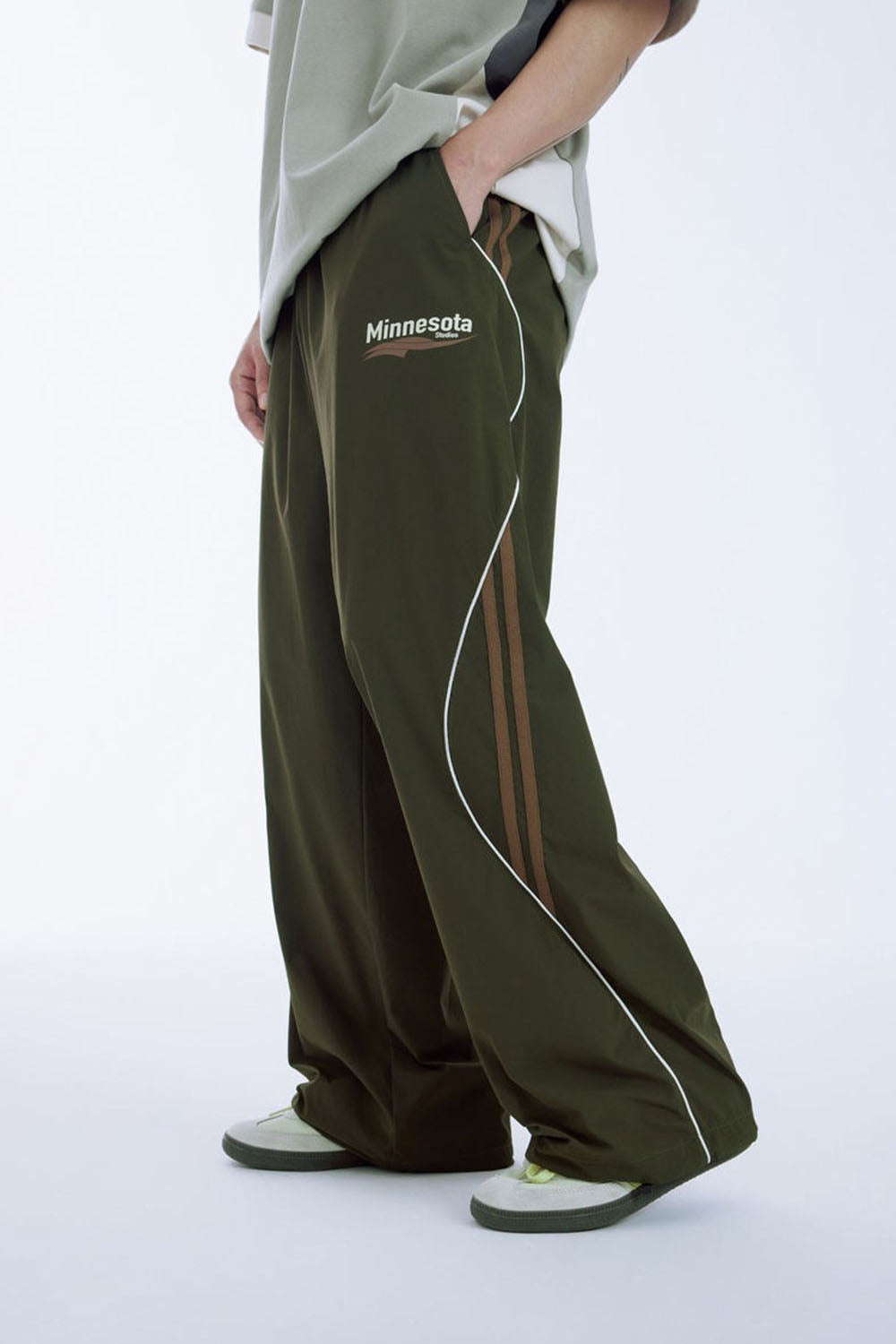Arc-Cut Panel Wide-Leg Pants: Vintage-Inspired Sporty Loose Long Pants for Men