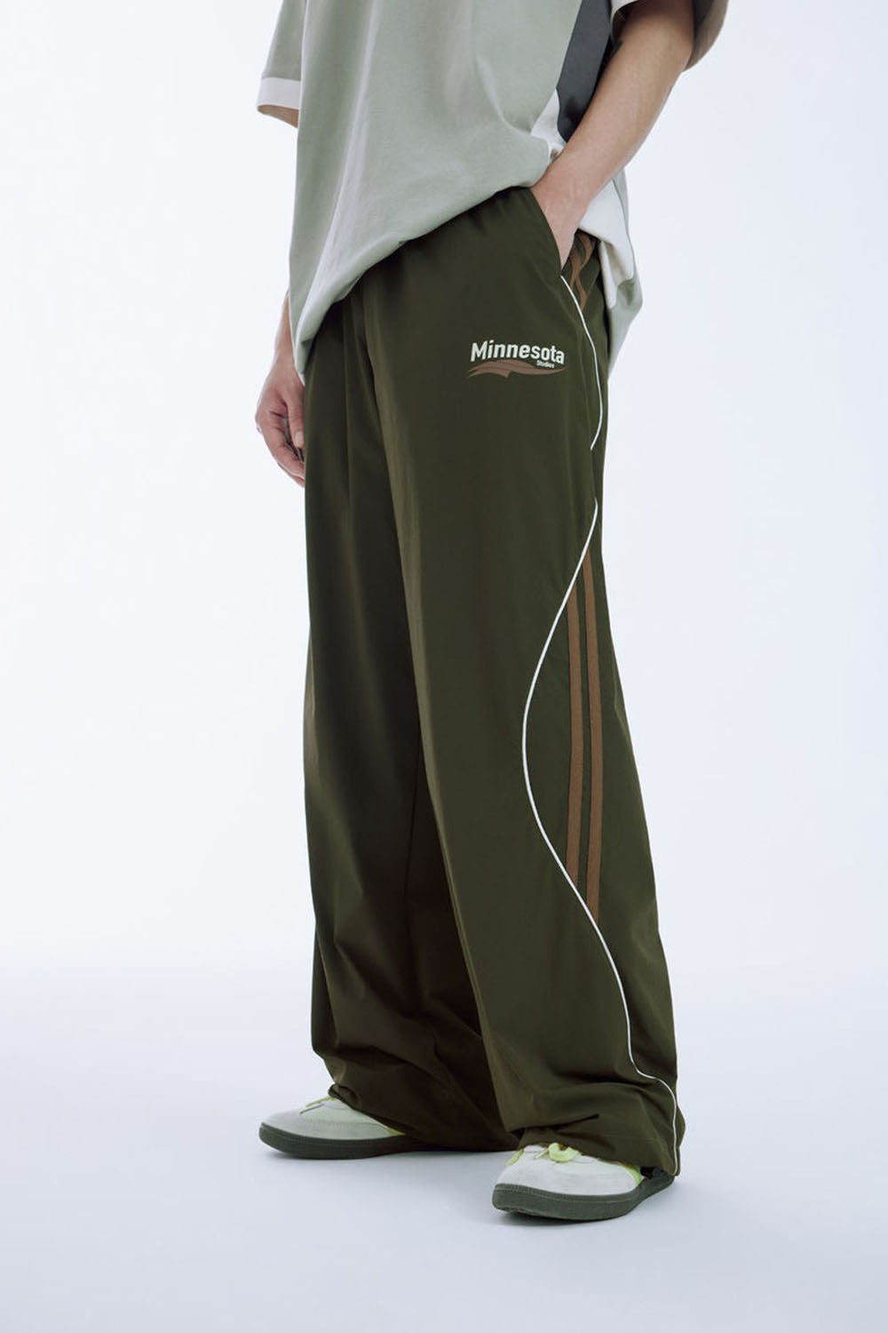 Arc-Cut Panel Wide-Leg Pants: Vintage-Inspired Sporty Loose Long Pants for Men