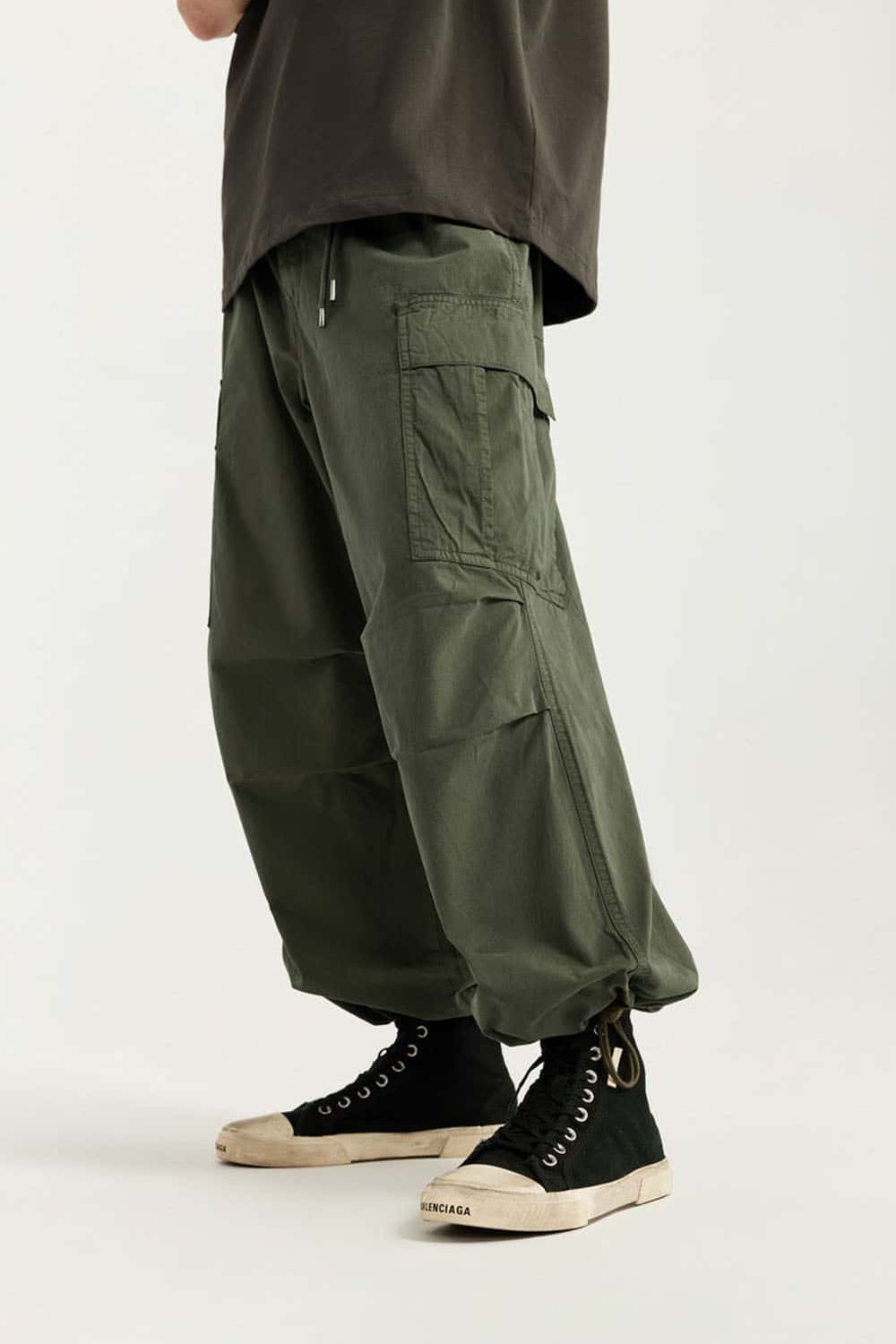 Breathable Washed Wide-Leg Cotton Cargo Pants in Military Green - product detail close-up