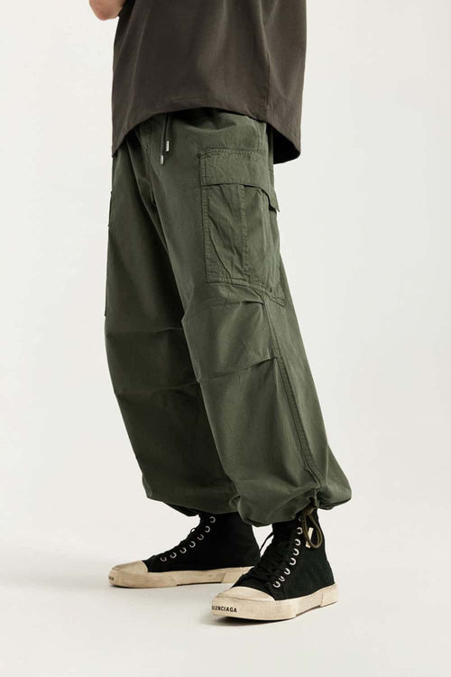 Breathable Washed Wide-Leg Cotton Cargo Pants in Military Green - product detail close-up
