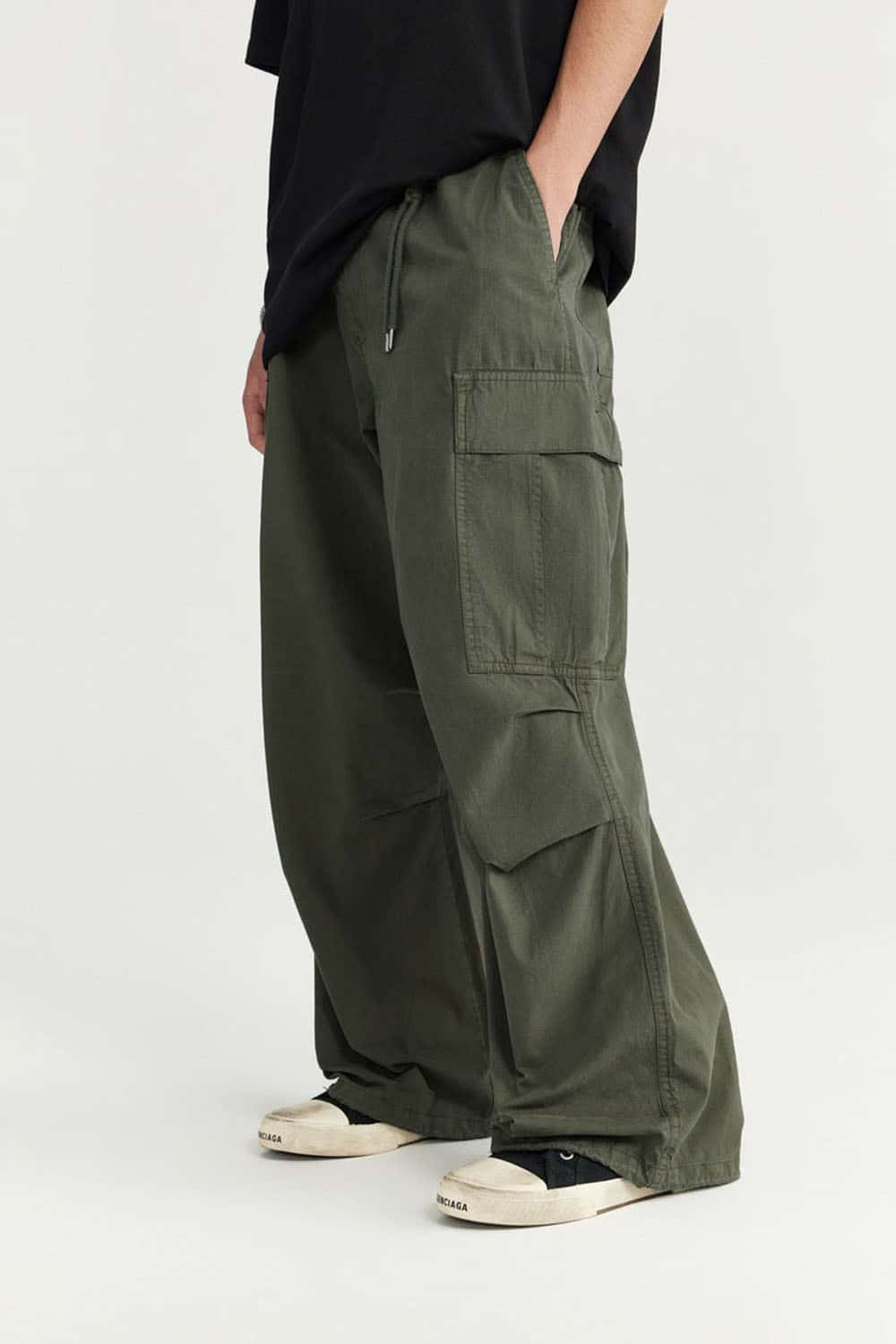 Breathable Washed Wide-Leg Cotton Cargo Pants in Military Green - side modeled view