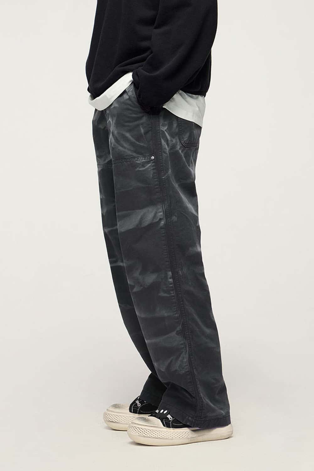 Washed Cotton Wide-Leg Carpenter Pants in Black - product detail close-up