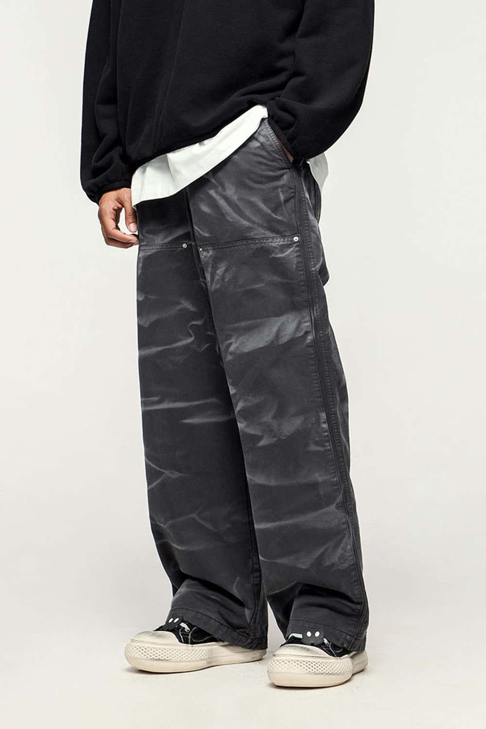 Washed Cotton Wide-Leg Carpenter Pants in Black - product detail close-up