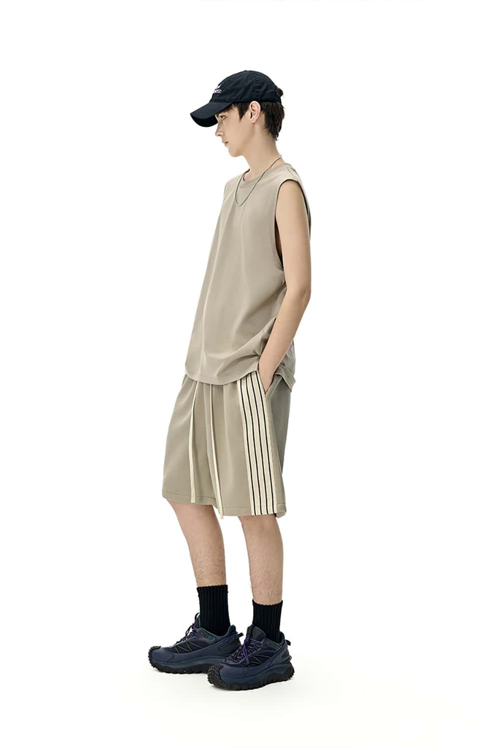 Casual Contrast Stripe Athletic Shorts - Mid-Length