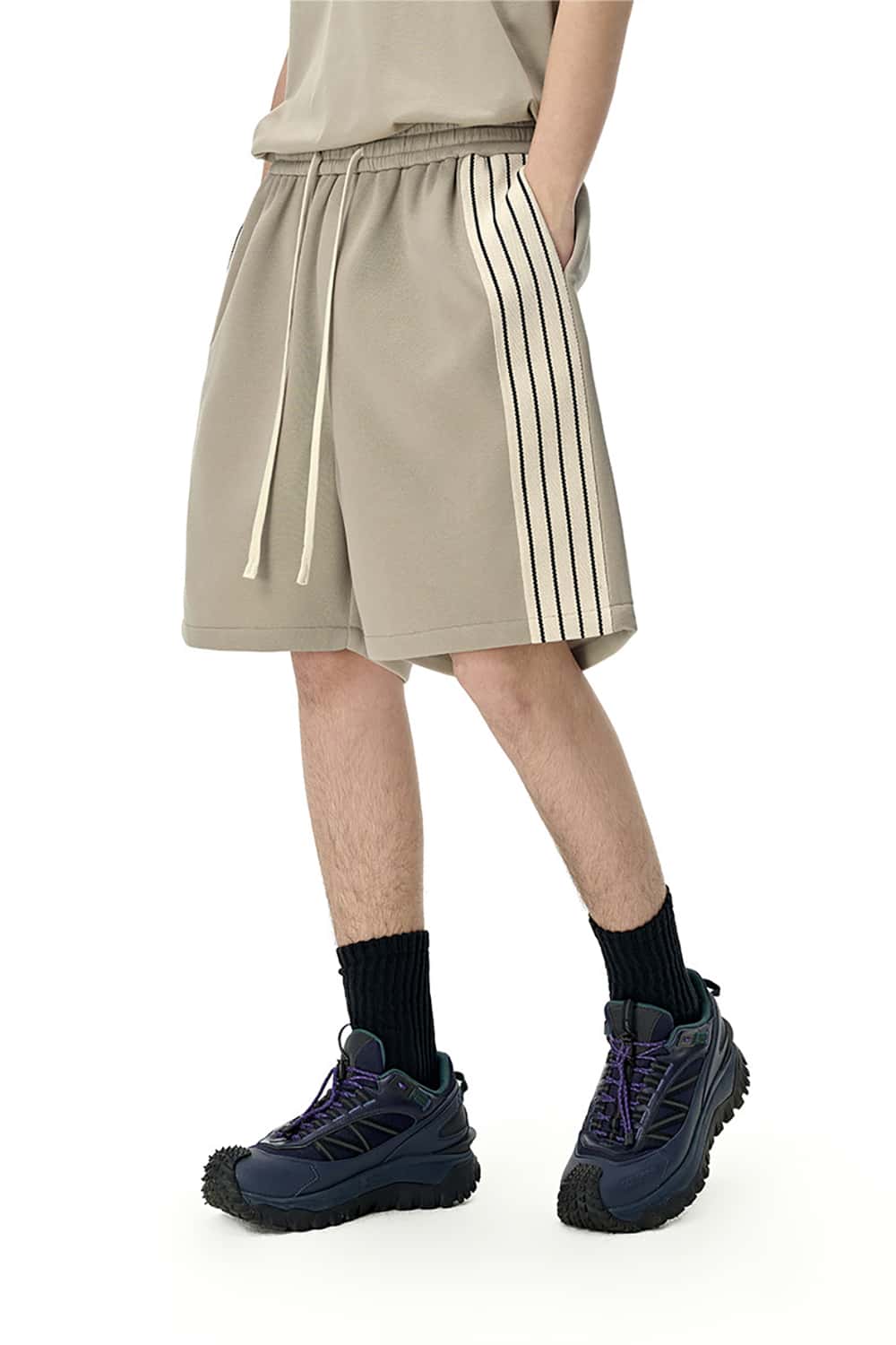 Casual Contrast Stripe Athletic Shorts - Mid-Length