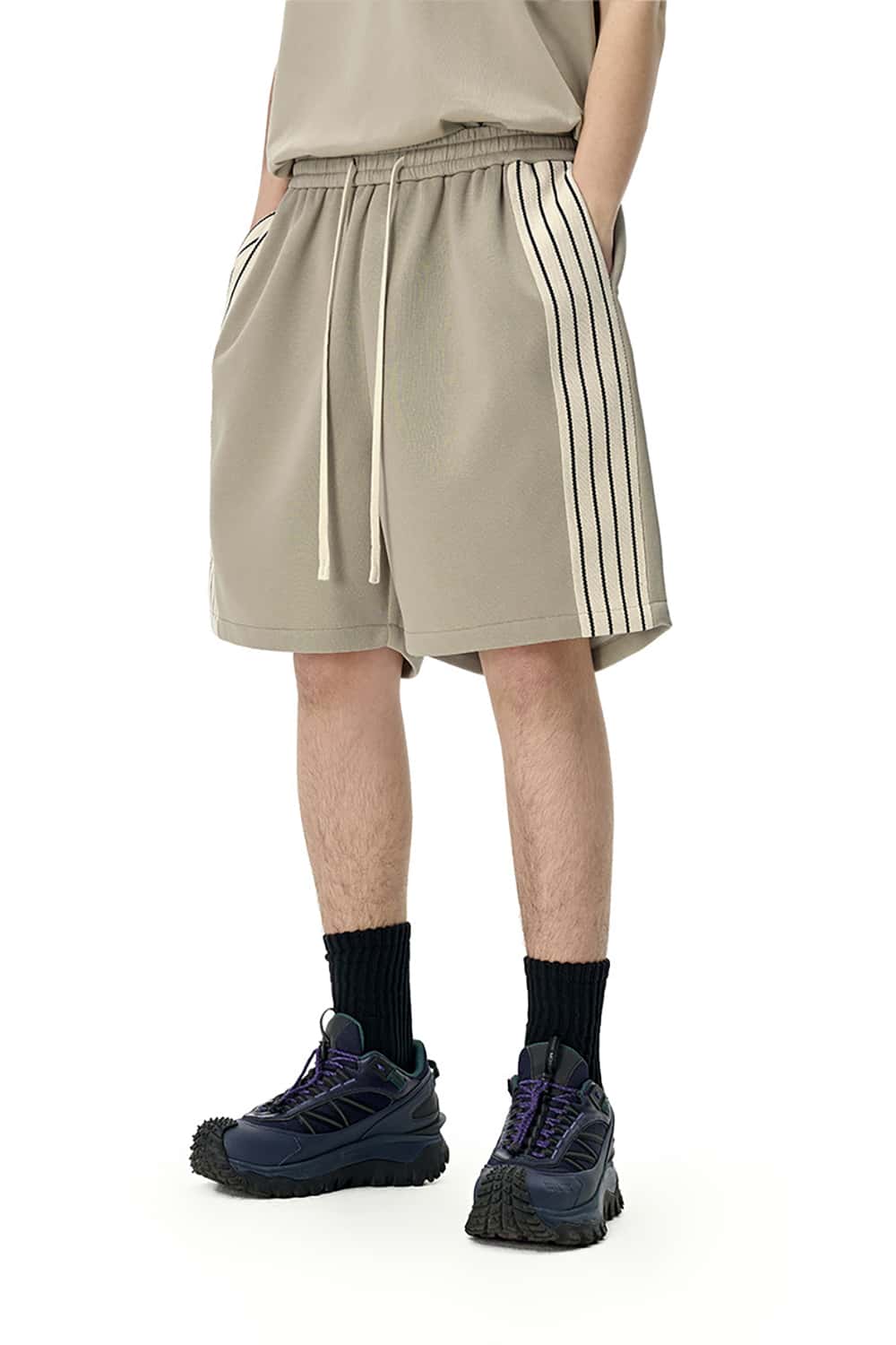 Casual Contrast Stripe Athletic Shorts - Mid-Length