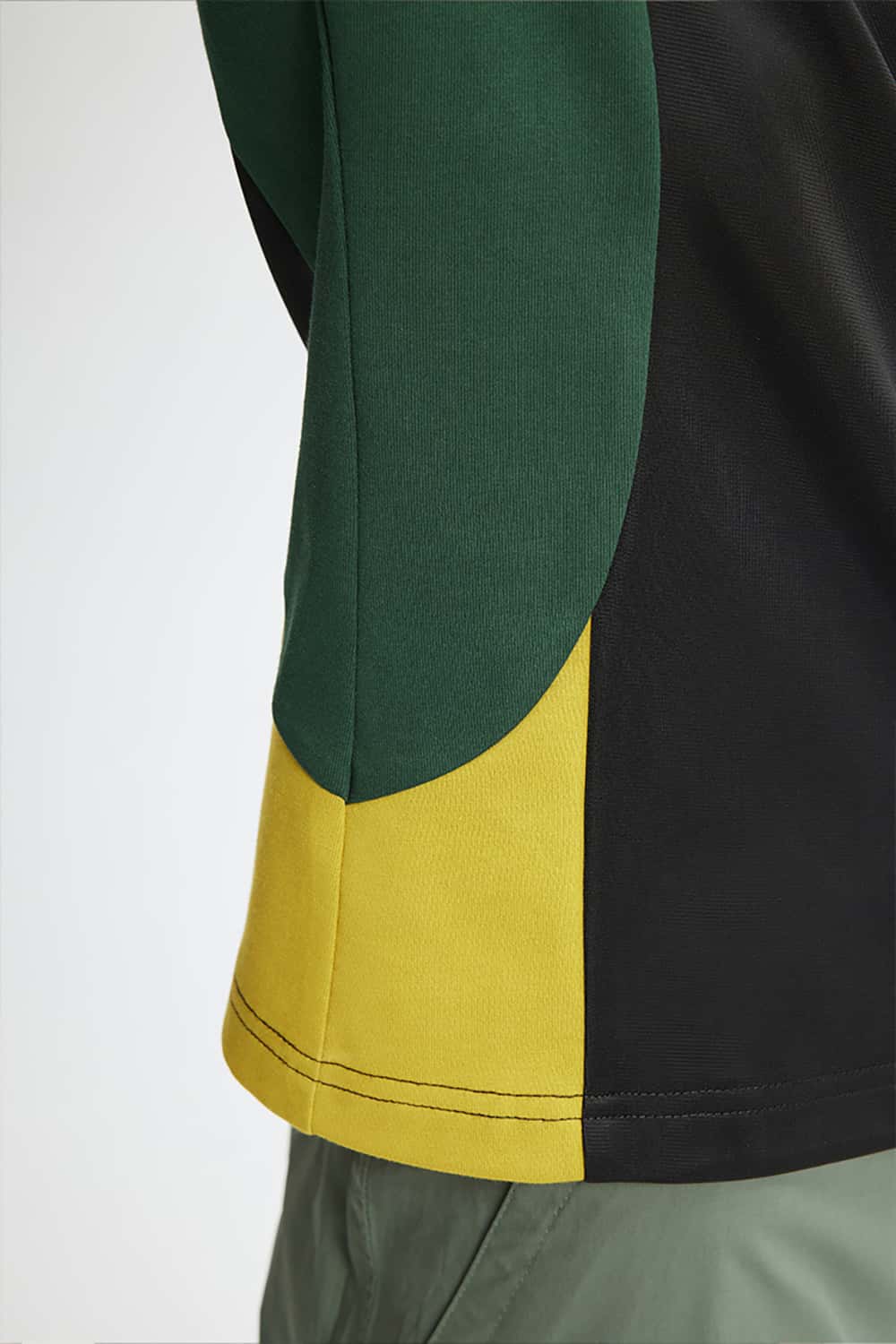 Graphic Color-Block Raglan-Sleeve Sporty T-Shirt in Black - hem detail