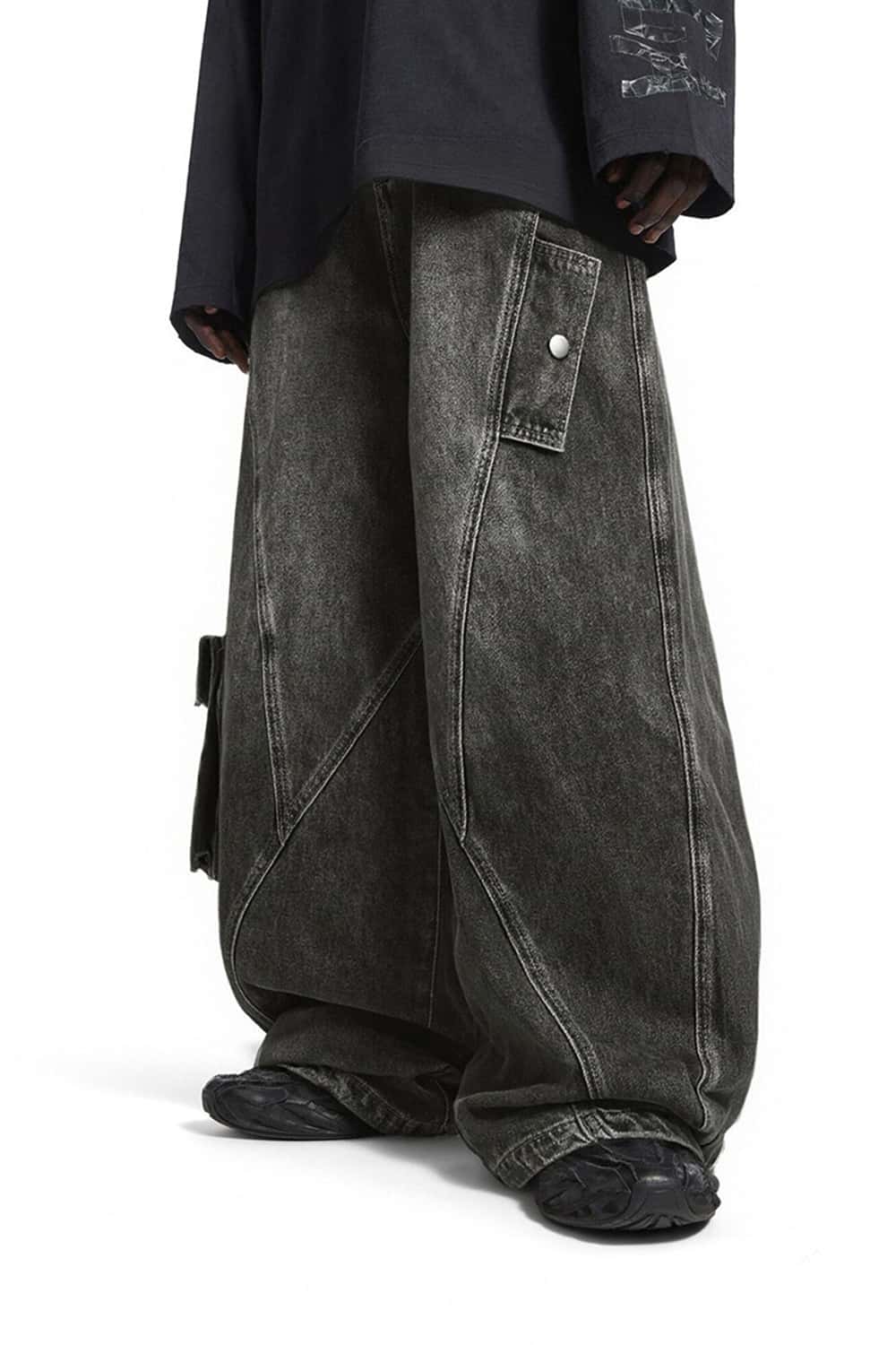 Irregular-Cut Curved-Seam Jeans - Black