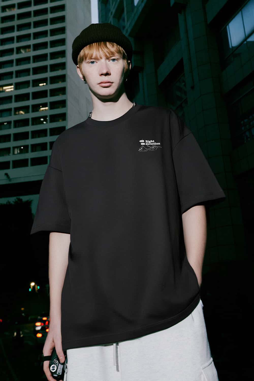 Cool-Touch Graphic Oversized T-Shirt - Black
