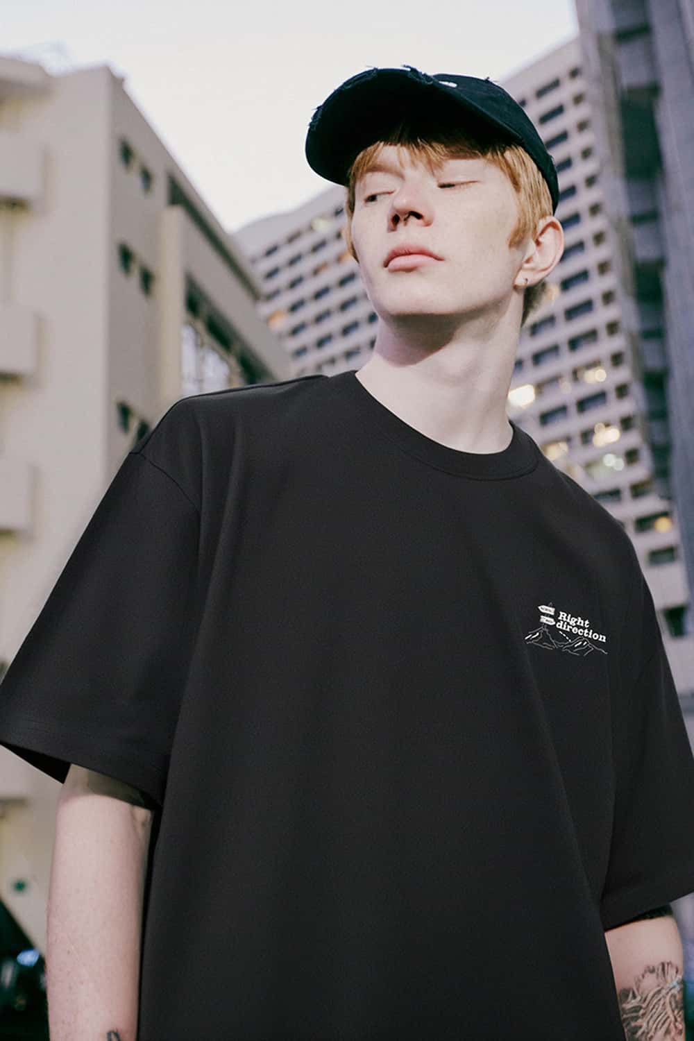 Cool-Touch Graphic Oversized T-Shirt - Black