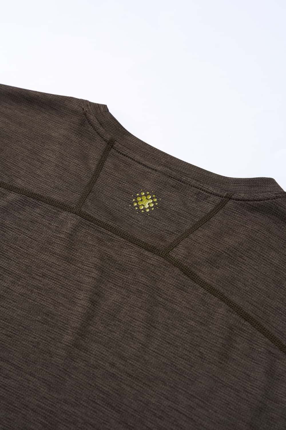 High-Stretch Quick-Drying Panelled T-Shirt in Trunk Brown - fabric texture close-up