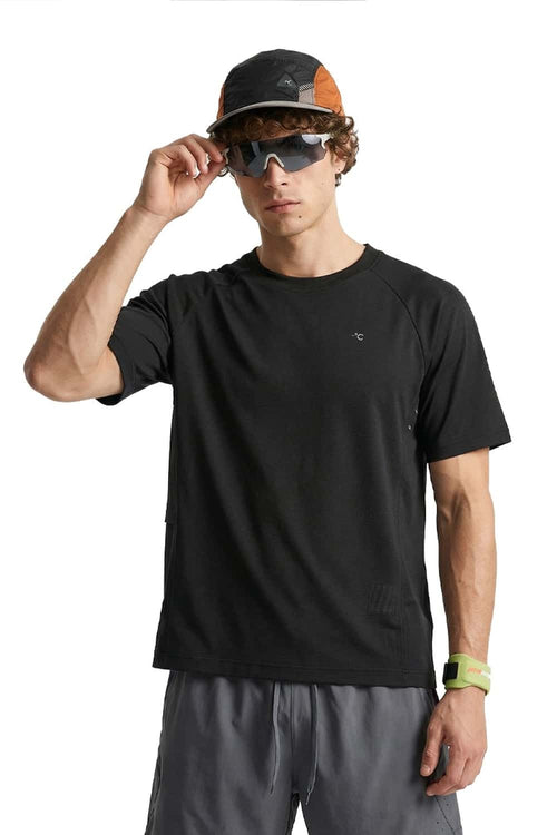 Quick-Drying Curved-Seam Sports T-Shirt in Black - front modeled view