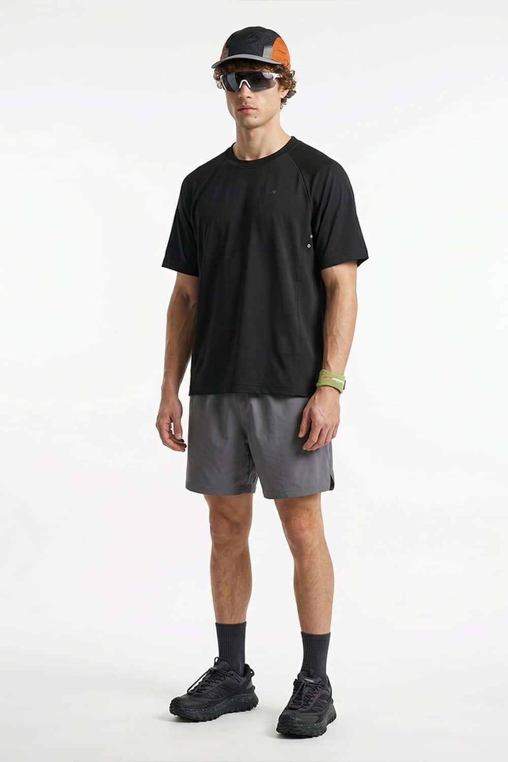 Quick-Drying Curved-Seam Sports T-Shirt in Black - full-length front modeled view